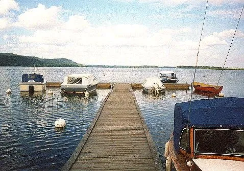 Bootssteg mit Booten auf dem See