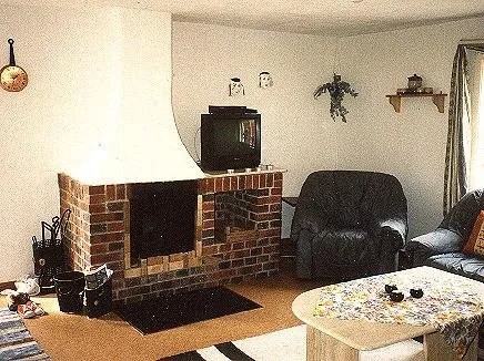 Wohnzimmer mit gemauertem Kamin